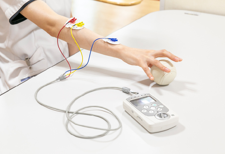 随意運動介助型電気刺激(IVES)装置を使用した上肢治療の様子